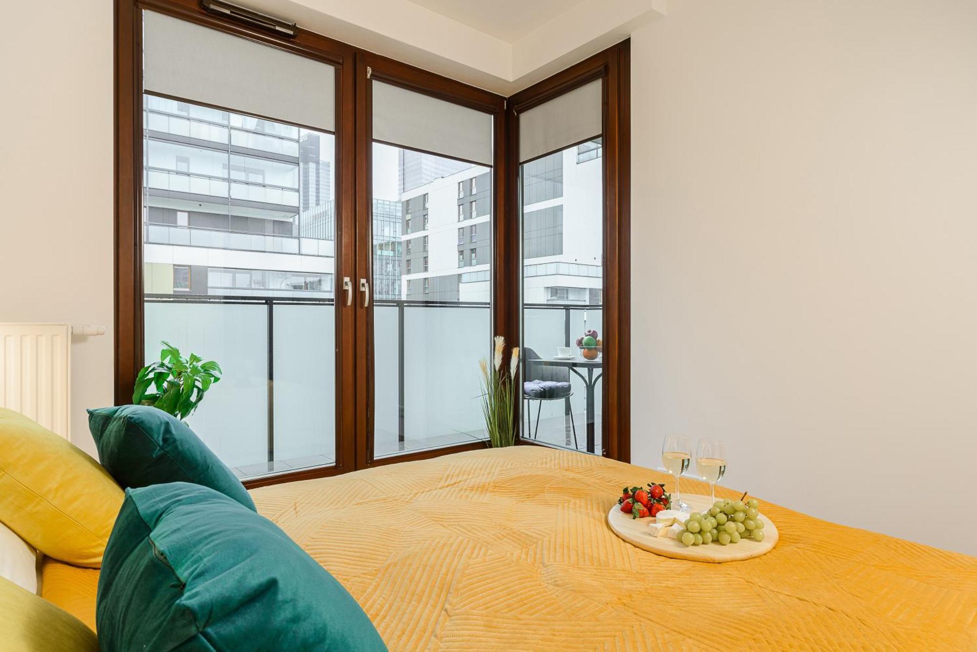 Cozy Family Apartments With Balcony Near Zlote Tarasy Varsovia Exterior foto