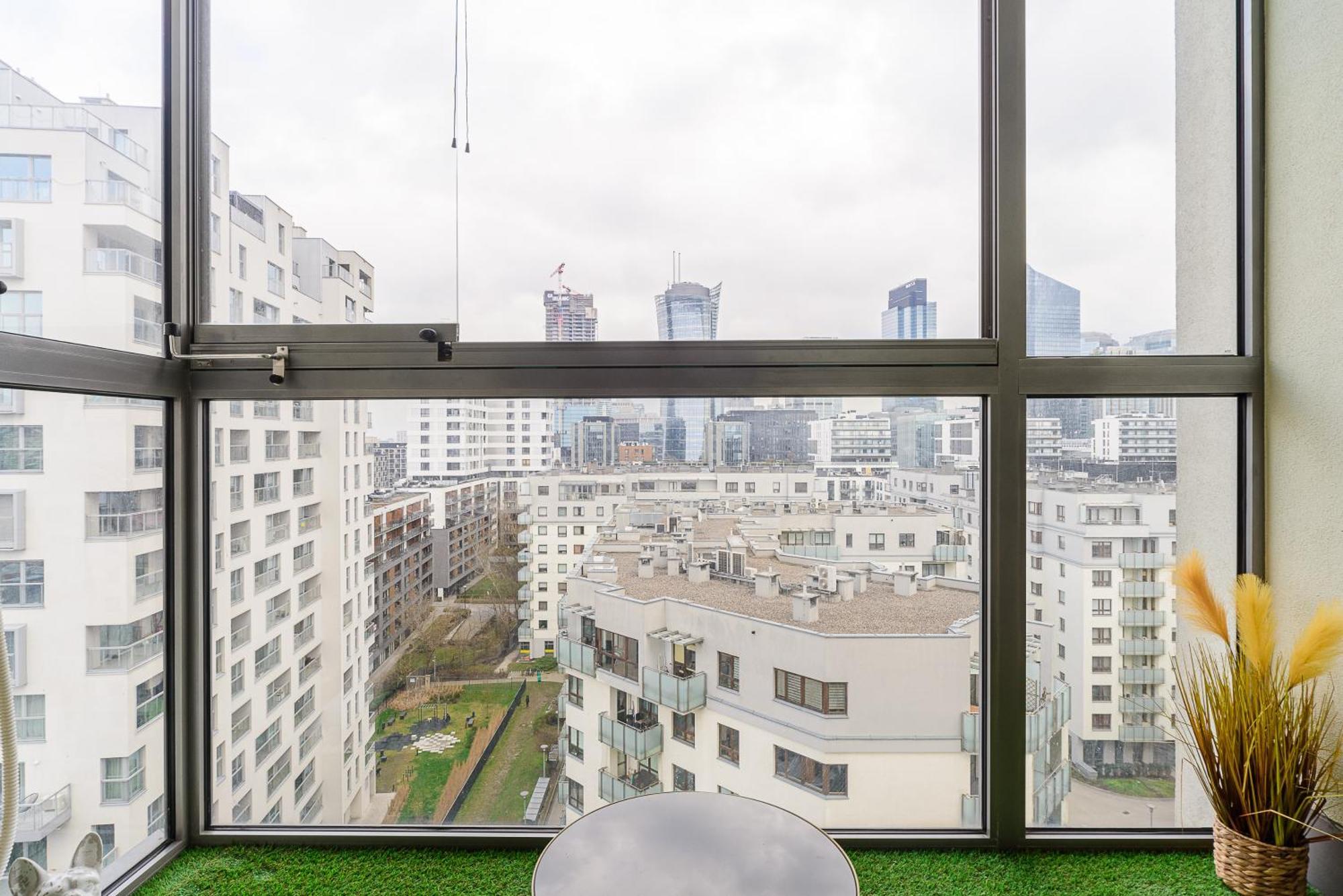 Cozy Family Apartments With Balcony Near Zlote Tarasy Varsovia Exterior foto
